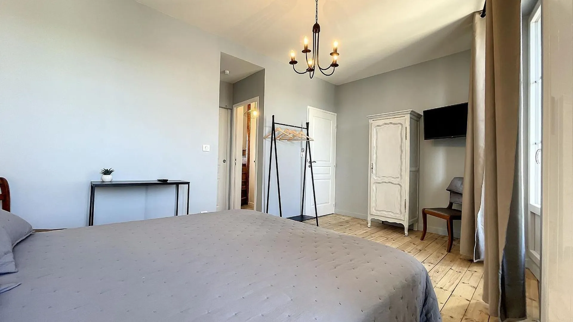 Bed & Breakfast Chambre Familiale Lumineuse Avec Espace Enfants A Saugues - Fr-1-582-483